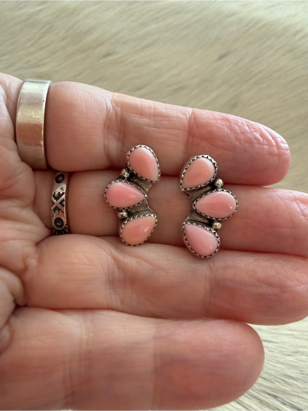 ❤️ Signed Navajo Maxine Ramirez Queen Pink Conch Half Cluster Native Earrings - Picture 7 of 17
